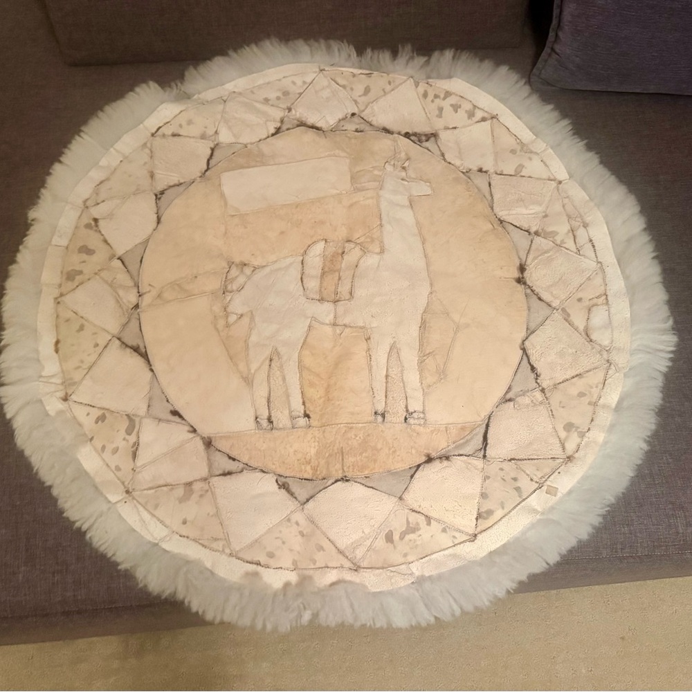 ROUND ALPACA WALL FUR RUG - Picture 2 of 2
